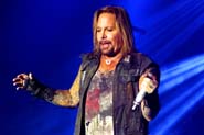 M&ouml;tley Cr&uuml;e 01